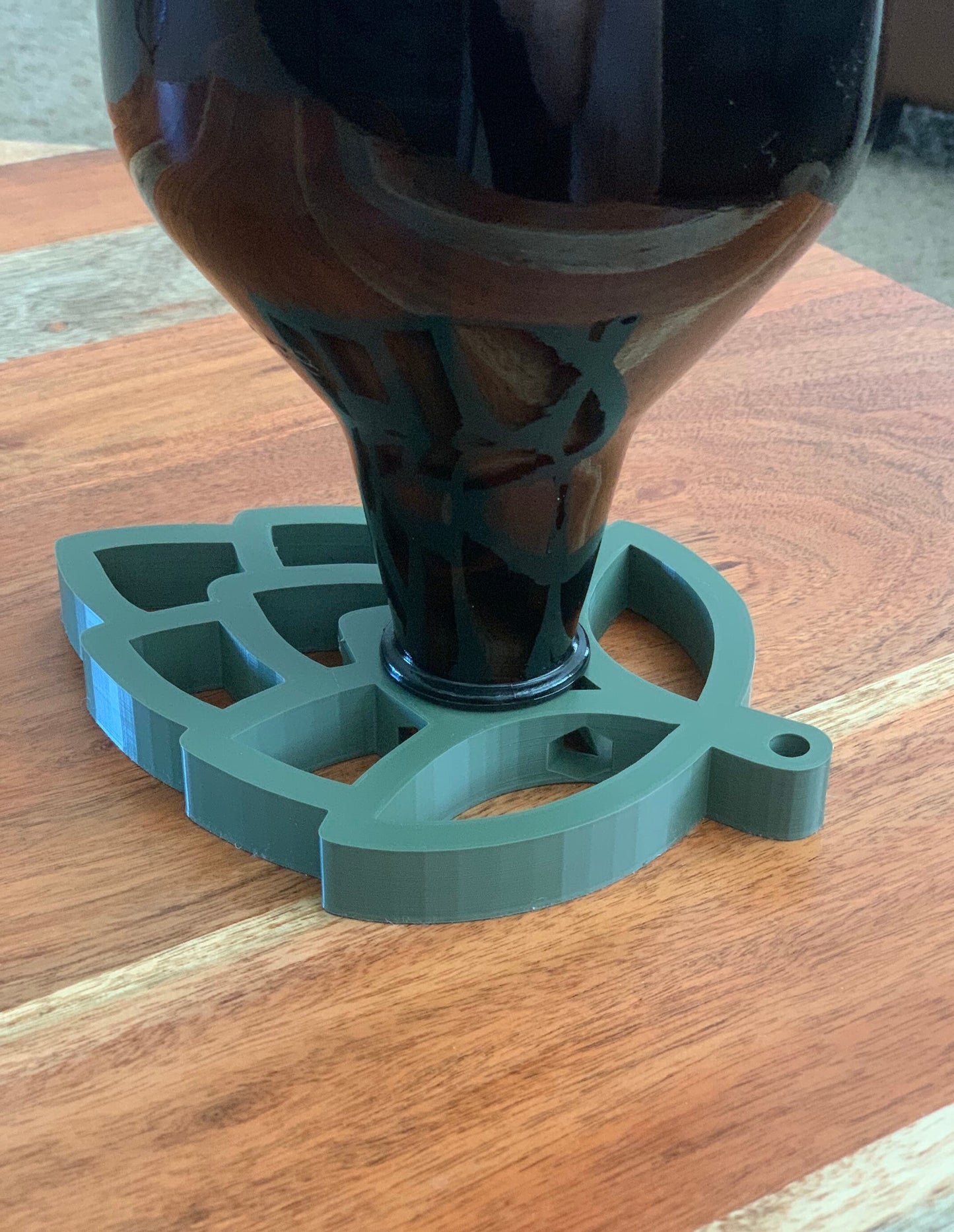 Efficient hop inspired drying stand holding a 64 oz growler upside down