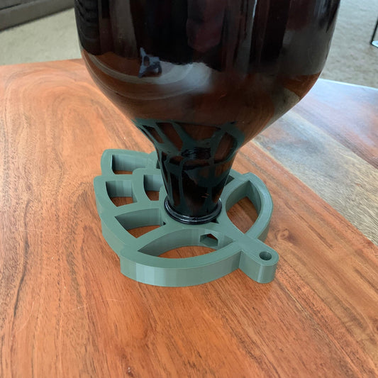 Efficient hop inspired drying stand holding a 64 oz growler upside down